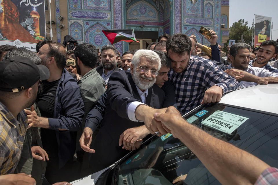 El candidato presidencial iraní Saeed Jalili, antiguo negociador nuclear, estrecha la mano de un simpatizante tras emitir su voto en la segunda vuelta de las elecciones, en Qarchak, cerca de Teherán, Irán, el viernes 5 de julio de 2024. (AP Foto)