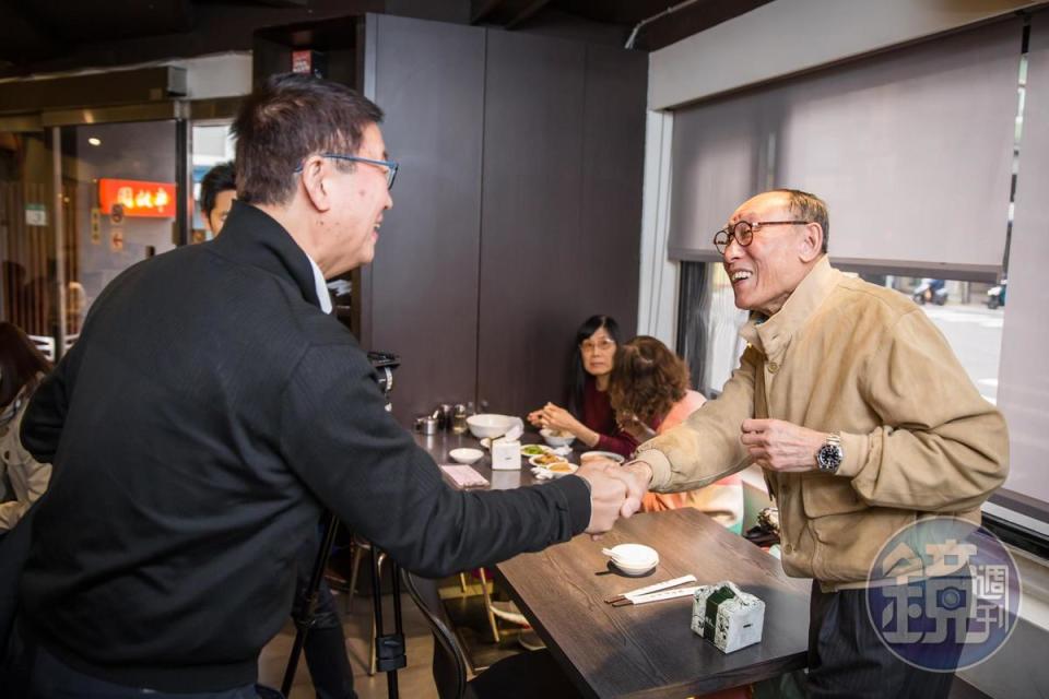 老客人見到86歲老老闆張敦敏也在店裡吃飯，開心地上前打招呼。他現在常北京、紐約、台北三處飛。這三處的半畝原都是家族經營。