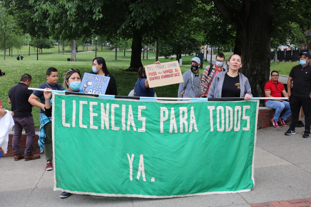 Licencias para indocumentados en Massachusetts sobreviven al veto