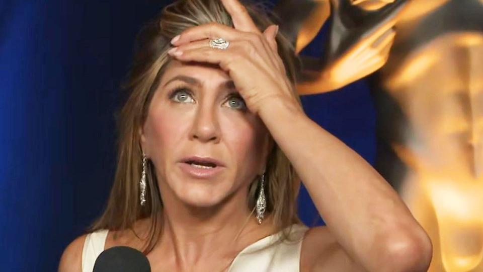 "Adam Sandler, your performance is extraordinary," Aniston said during her acceptance speech, calling out his 'Uncut Gems' snub.