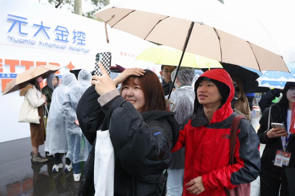 儘管天氣不佳，學生們仍撐傘冒著低溫參加徵才博覽會。廖瑞祥攝