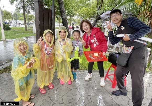 立委賴惠員、市議員王宣貿及沈家鳳出席大手牽小手夏日親子樂活健走活動，陪大小朋友一起運動同樂。（記者李嘉祥攝）