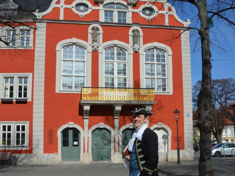 Vor dem Rathaus von Arnstadt - Stefan Buchtzik zeigt Besuchern, wo Johann Sebastian Bach in seinen wilden Jahren gelebt hat. Foto: Andreas Heimann