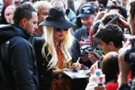 Los zurdos están más dotados para realizar actividades artísticas y Lady Gaga es una prueba que lo demuestra. Aquí la vemos firmando autógrafos en Australia. (Foto: Graham Denholm / Getty Images)