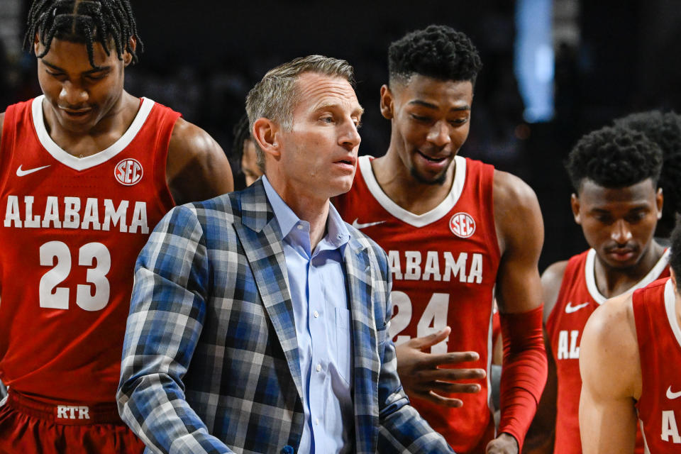 Alabama Crimson Tide head coach Nate Oates talks to his team during a timeout on March 4.  (Ken Murray / Icon Sportswire via Getty Images)