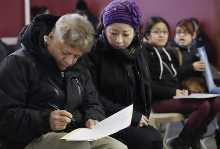 Migrants attend a workshop for legal advice held by the Familia Latina Unida and Centro Sin Fronteras at Lincoln United Methodist Church in south Chicago, Illinois, January 10, 2016. REUTERS/Joshua Lott