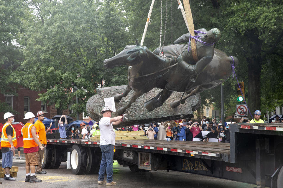 A statue of Confederate Gen. Stonewall Jackson is loaded on a truck after being removed from Monument Avenue in Richmond, Virginia, July 1, 2020. (Photo: RYAN M. KELLY via Getty Images)