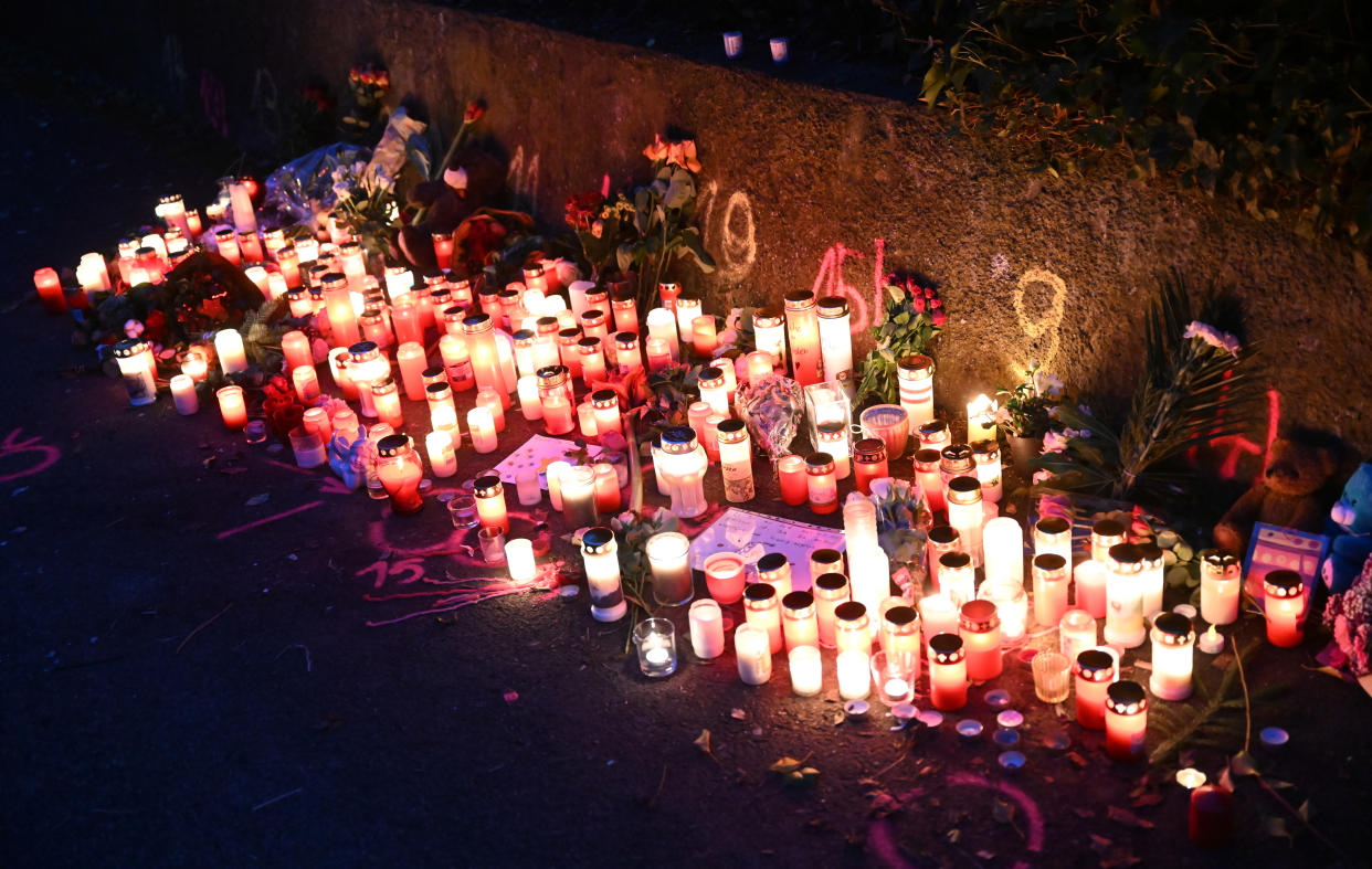 Baden-Württemberg, Illerkirchberg: Kerzen und Blumen stehen an einem Tatort, an dem am Tag zuvor zwei Mädchen von einem Mann mit einem Messer angegriffen wurden. Eine 14-Jährige erlag am Montag ihren schweren Verletzungen. Foto: Bernd Weißbrod/dpa