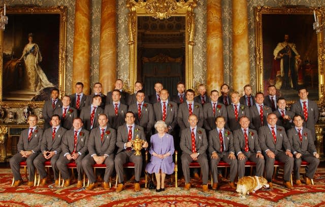 Queen Elizabeth II posed, with the England rugby squad at a reception at Buckingham Palace in London to celebrate winning the Rugby World Cup