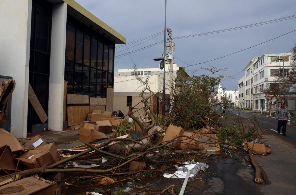 SJ107. SAN JUAN (PUERTO RICO), 20/09/2017.- Vista de los daños causados por el huracán María hoy, jueves 21 de septiembre de 2017, a su paso por San Juan (Puerto Rico). El presidente de EEUU, Donald Trump, aprobó la declaración de “desastre” para Puerto Rico por el impacto del huracán María en la isla, donde causó al menos un muerto y dejó casi a la totalidad de sus 3,5 millones de habitantes sin energía eléctrica, informó hoy la Casa Blanca. EFE/Thais Llorca