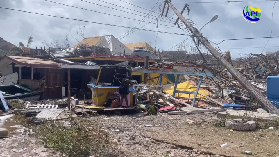 Una persona se encuentra en medio de propiedades dañadas tras el paso del huracán Beryl, en Union Island, San Vicente y las Granadinas, en esta captura de pantalla tomada de un video publicado el 2 de julio de 2024. Agencia de Información Pública de San Vicente y las Granadinas /Folleto vía REUTERS 