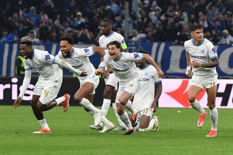 Los jugadores de Olympique de Marsella, con Joaquín Correa, salen a festejar tras ganar la definición por penales ante Benfica