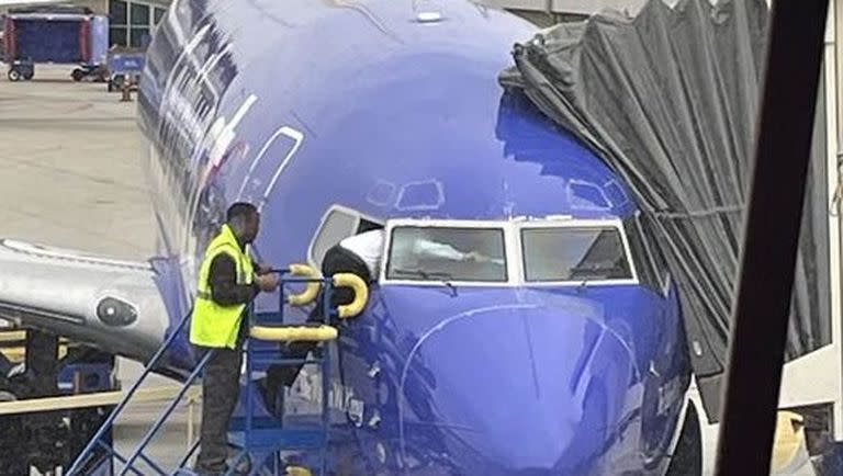 El piloto de Southwest Airlines entró a la nave por la ventanilla