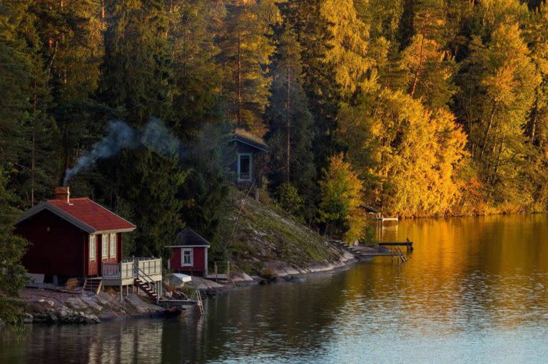 Las cabañas en Finlandia, que se pueden contar de a miles, simbolizan las típicas vacaciones de los finlandeses, con sauna, el lago y una barca a remos.