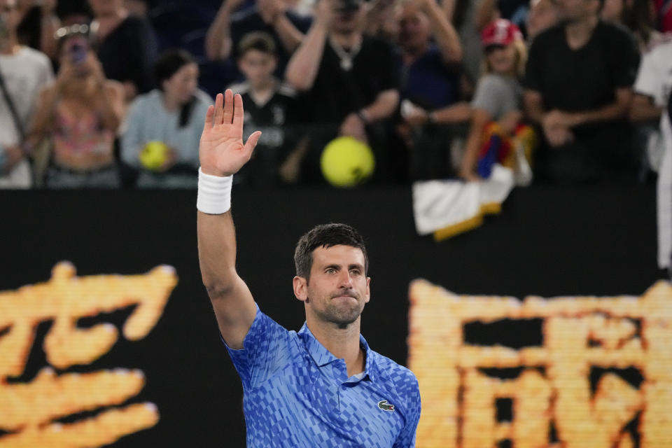 Novak Djokovic saluda tras vencer a Roberto Carballés Baena en la primera ronda del Abierto de Australia, el miércoles 18 de enero de 2023, en Melbourne. (AP Foto/Aaron Favila)