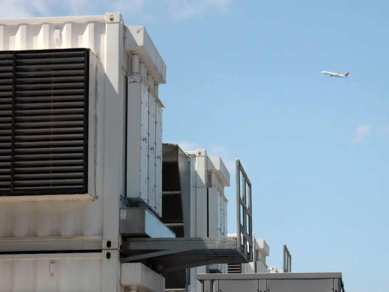 A plane taking off from Atlanta's Hartsfield-Jackson Atlanta International Airport near CleanSpark's bitcoin mining facility in College Park, Georgia. (Eliza Gkritsi/CoinDesk)