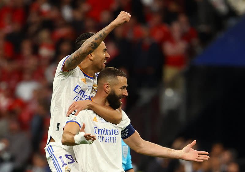 Foto del sábado del delantero del Real Madrid Karim Benzema celebrando con Dani Ceballos tras ganar la Champions League