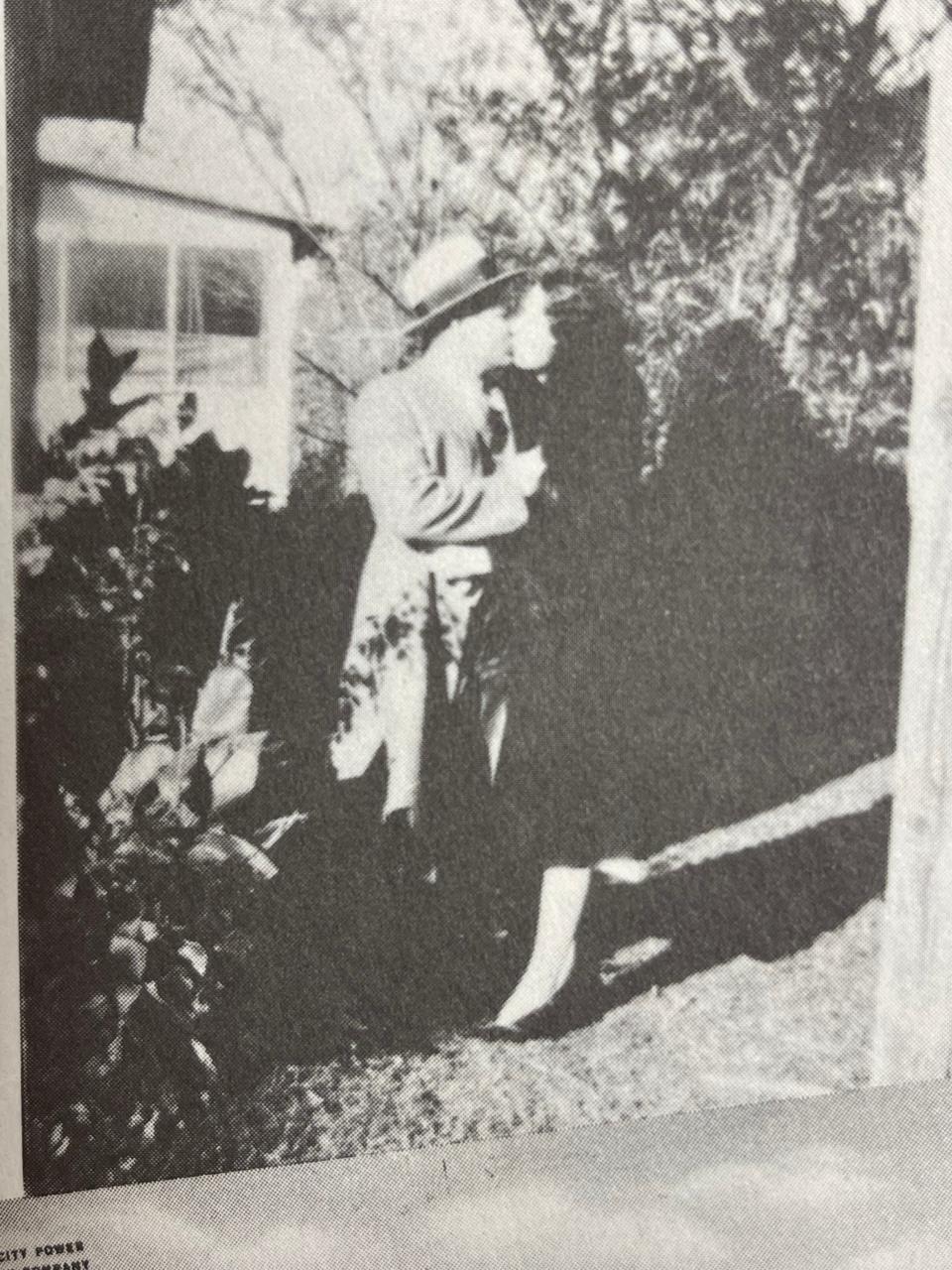 Charles Arthur "Pretty Boy" Floyd and Ruby kiss in Fort Smith in 1931 or 1932 at a home rented on N 36.