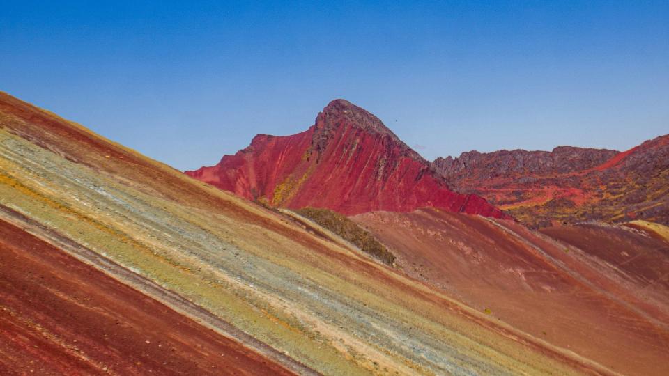 秘魯維尼昆卡山（Vinicunca）因顏色繽紛而有「彩虹山」（The Rainbow Mountain）之美稱，為當地熱門景點之一。（圖取自pexels）