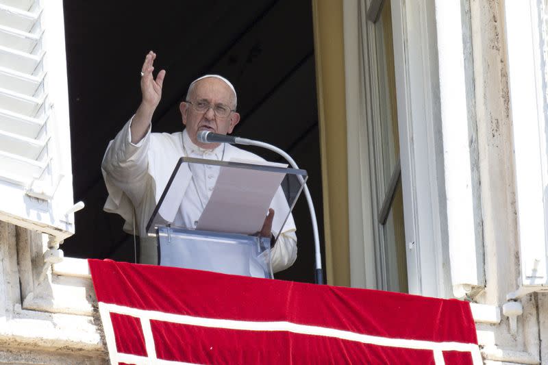 El papa Francisco dirige la oración del Ángelus desde su ventana en el Vaticano