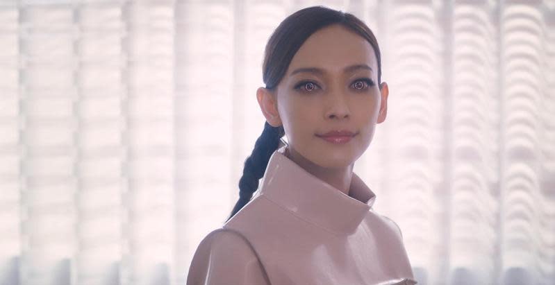 姚以緹配戴瞳孔放大片，演出AI機器人艾普洛的特寫。（華影國際）