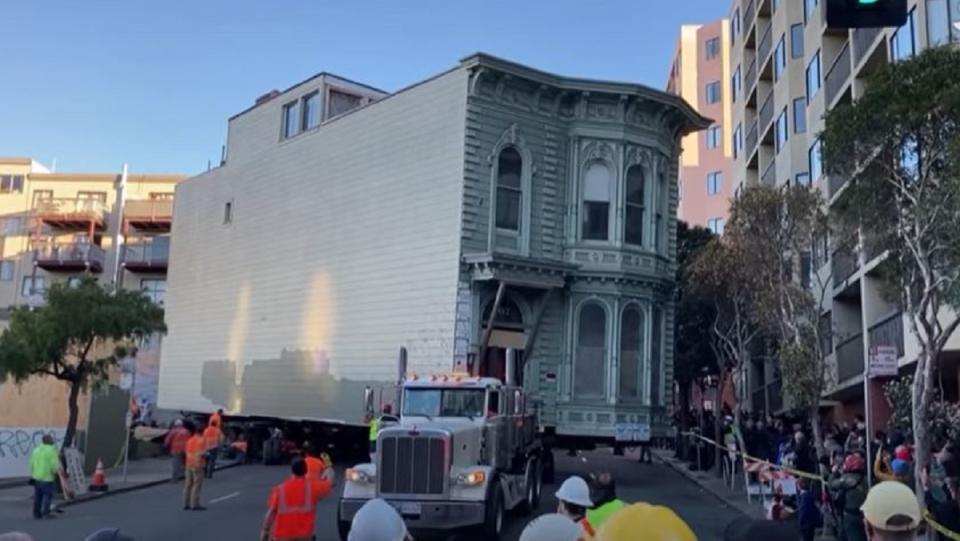 The 139 year old Englander House in San Francisco moved 7 city blocks to its new location. 