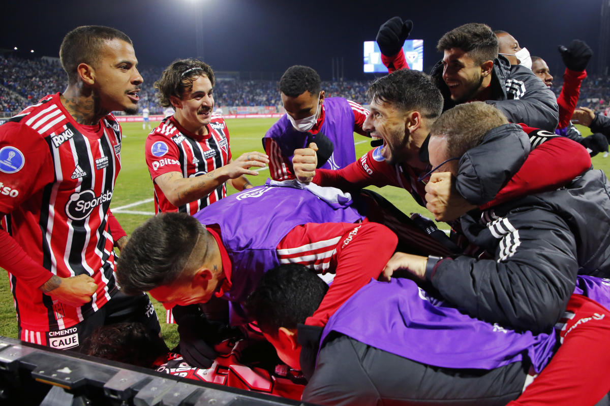 São Paulo vence Católica mesmo com três expulsos e abre vantagem nas oitavas da Sul-Americana