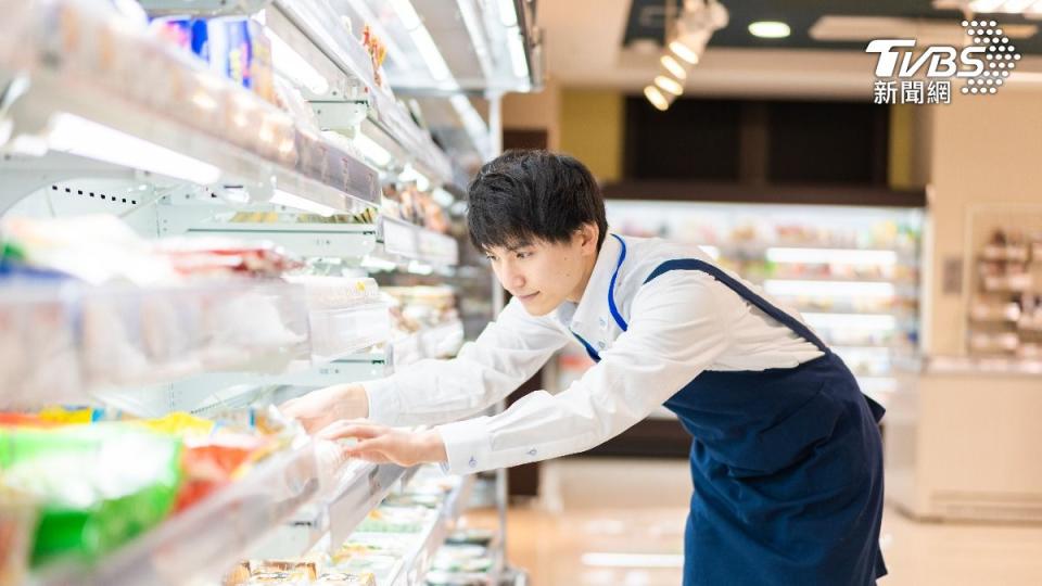 日本便利商店關門前大約1個小時，店員會開始從貨架上撤下即將過期的食物。（示意圖／達志影像shutterstock）