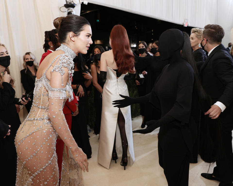 Was ist die Story hinter dem Schnappschuss? Kendall Jenner und Kim Kardashian West tauschen sich bei der Met Gala 2021 aus (Bild: Arturo Holmes/MG21/Getty Images)