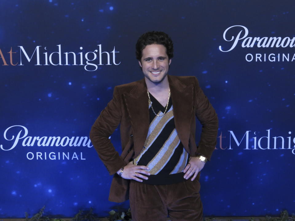 El actor mexicano Diego Boneta posa en la alfombra de la premiere de "At Midnight" en la Ciudad de México el 9 de febrero de 2023. (Foto AP/Berenice Bautista)