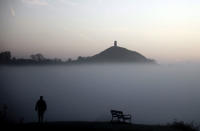 <b>Glastonbury Tor, England</b><br><br> Die Magie wabert wie Nebelschwaden um diesen mysteriösen Ort: Der Sage nach liegt unter dem Glastonbury Tor König Arthur begraben. Falls es nötig sein sollte, wagt er ein spätes Comeback um mit seinem magischen Schwert sein Land zu verteidigen. Ein untoter Ritter als Leibwache ist nicht die schlechteste Gesellschaft, wenn die Welt am 21.12.2012 von außerirdischen Invasoren oder anderen dunklen Mächten bedroht wird. (Foto: Getty Images)