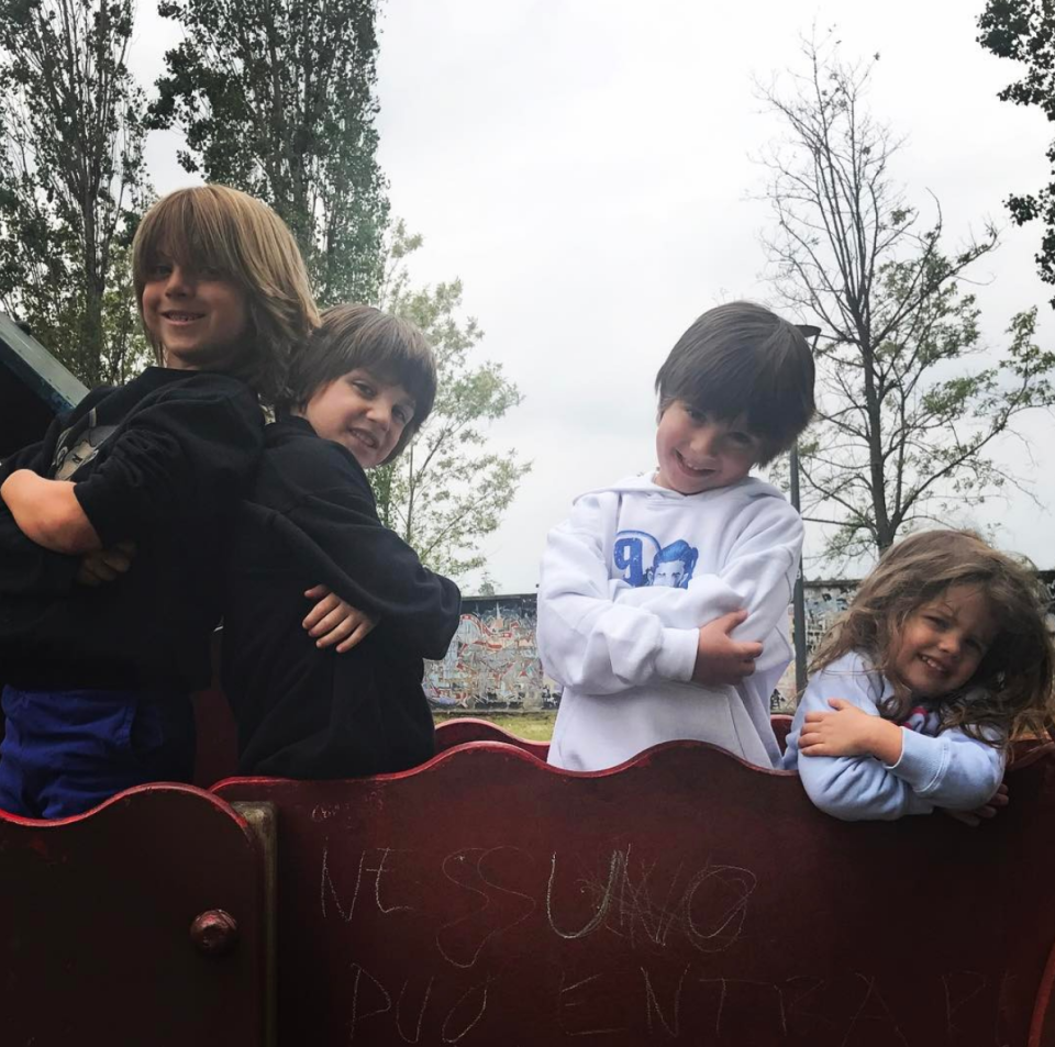 <p>Los tres pequeños, de 8, 7 y 5 años, lucen buzos y remeras con el rostro de Mauro Icardi estampado al frente. ¿Será una provocación de Wanda hacia su ex? – Foto: <em><a rel="nofollow noopener" href="https://www.instagram.com/wanda_icardi/" target="_blank" data-ylk="slk:Instagram/wanda_icardi/;elm:context_link;itc:0;sec:content-canvas" class="link ">Instagram/wanda_icardi/</a></em> </p>