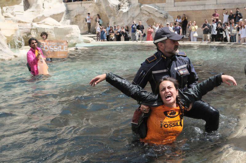 ▲環保團體「最後一代」21日曾前往羅馬知名景點特雷維噴泉（Trevi Fountain）抗議，將木炭投入水中導致池水黑化。（圖／美聯社／達志影像）