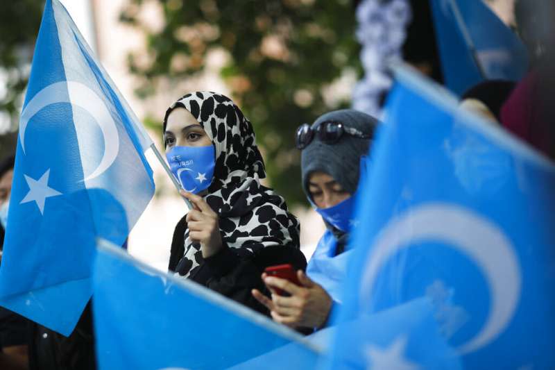 中國外長王毅到訪柏林，大批維吾爾人在街頭抗議中國在新疆的「再教育營」。（美聯社）