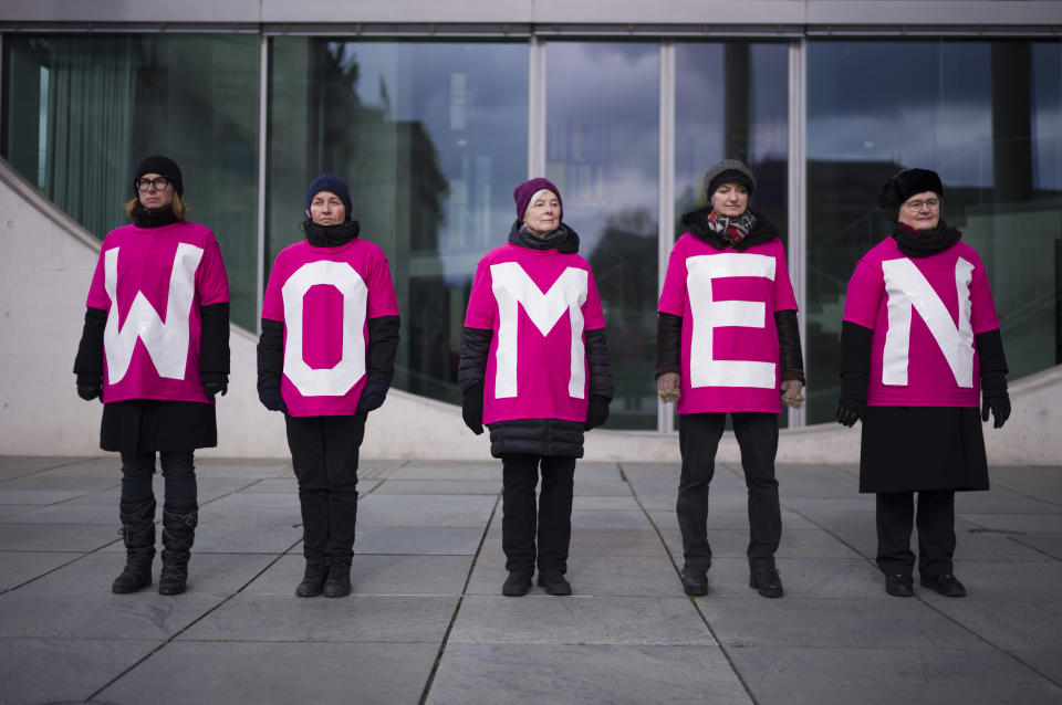 En esta imagen de archivo, varias mujeres participan en una protesta por el Día Internacional de la Mujer, en Berlín, Alemania, el 8 de marzo de 2023. Mujeres de todo el mundo exigirán igualdad salarial, derechos reproductivos, educación, justicia y otras necesidades esenciales durante las manifestaciones para conmemorar el Día Internacional de la Mujer el 8 de marzo. (AP Foto/Markus Schreiber, archivo)