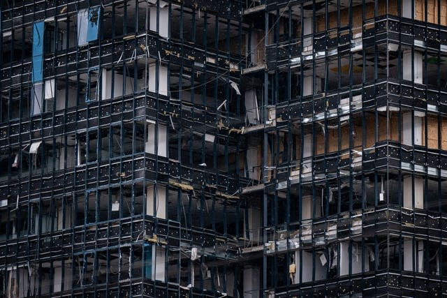 Una torre comercial parcialmente destruida en Kiev, antes del primer aniversario