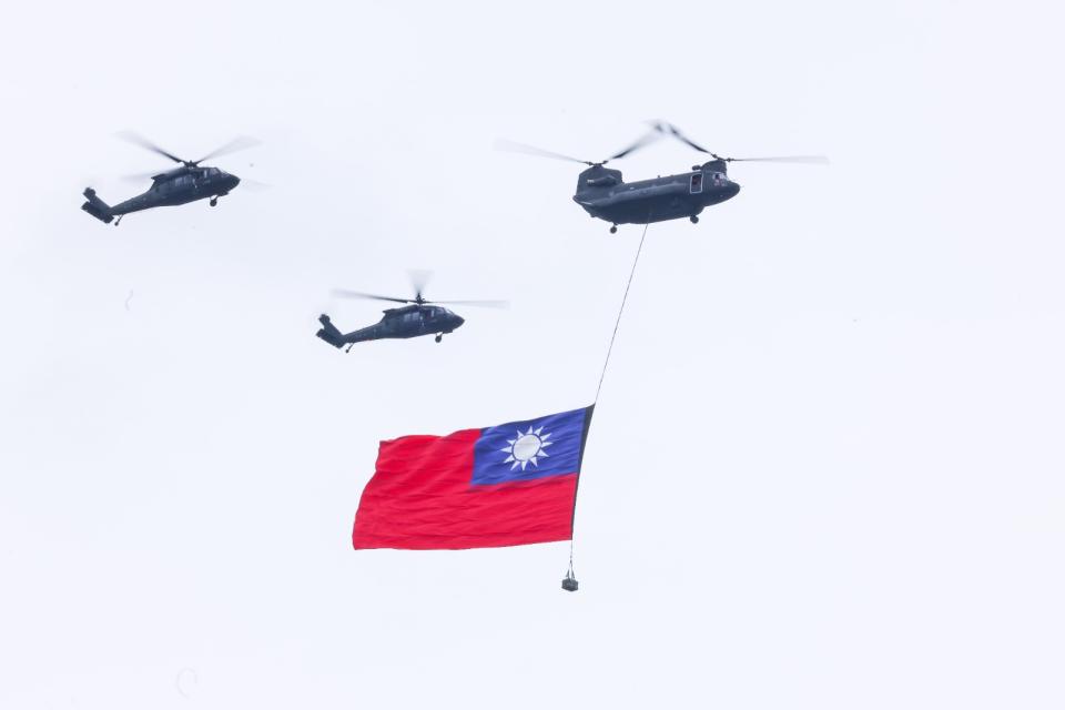 520就職大典，陸軍旋翼機懸掛巨型國旗。陳品佑攝