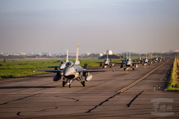 F-16V戰機大象漫步，以便在最短時間內起飛多架戰機，完成所需編隊隊形。（軍聞社黃劭恩）