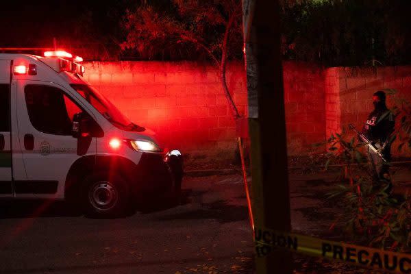 Ambulancias y fuerzas de seguridad en operativo tras balacera que dejó muertos.