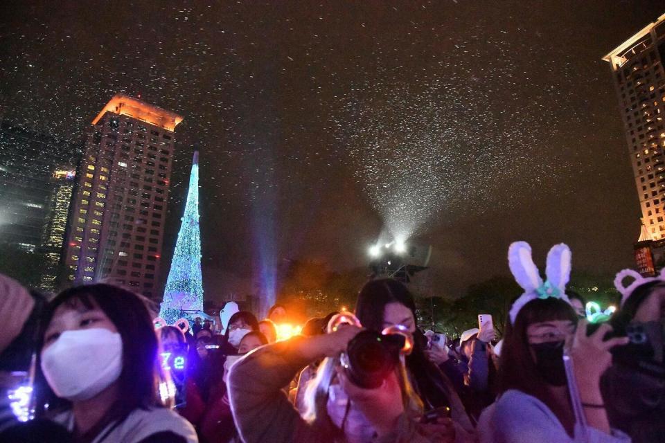 雖然天氣濕冷，新北市民廣場仍充滿著不畏風雨前來享受音樂的聽眾朋友，熱情絲毫未減！   圖：新北市新聞局提供