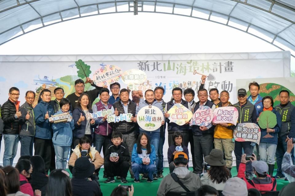 市長侯友宜今日在貢寮龍門運動公園與在地學童、里民、志工及民間團體宣告「陸海空植樹」啟動。   圖：新北市農業局提供