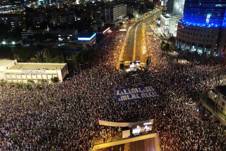 Una vista aérea muestra a los manifestantes de Tel Aviv el pasado sábado 22, parte de una marcha de varios días para protestar contra el proyecto de ley de reforma judicial del gobierno antes de una votación en el parlamento. Israel se ha visto sacudido por una ola de protestas de meses después de que el gobierno revelara en enero planes para reformar el sistema judicial que, según los opositores, amenazan la democracia del país.(Photo by Jack GUEZ / AFP)