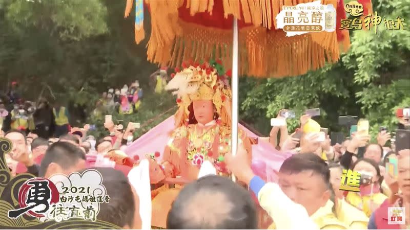 自朝天宮進火儀式後眾人首次能看到媽祖本尊，眾人開心喊進喔。（圖／寶島神很大）