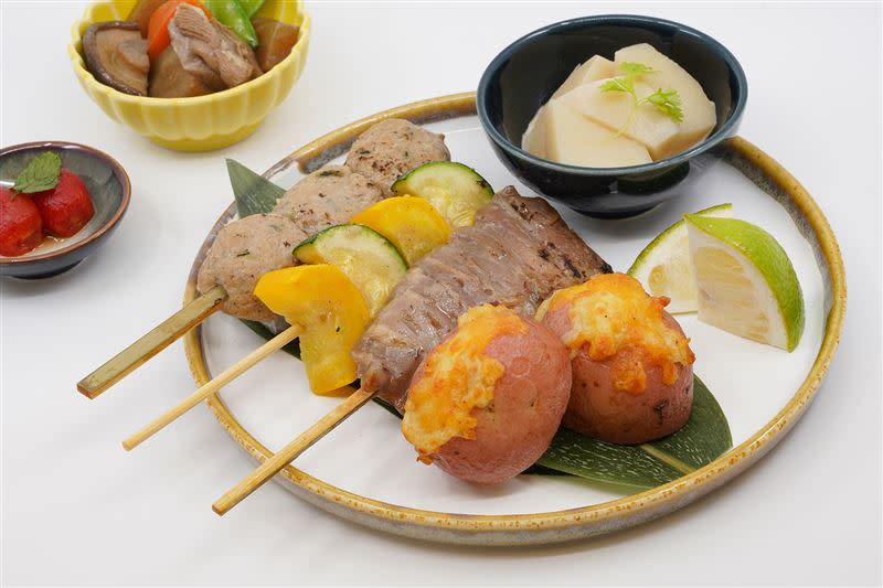  商務艙餐點為日本米其林鳥喜串燒。（圖／業者提供）