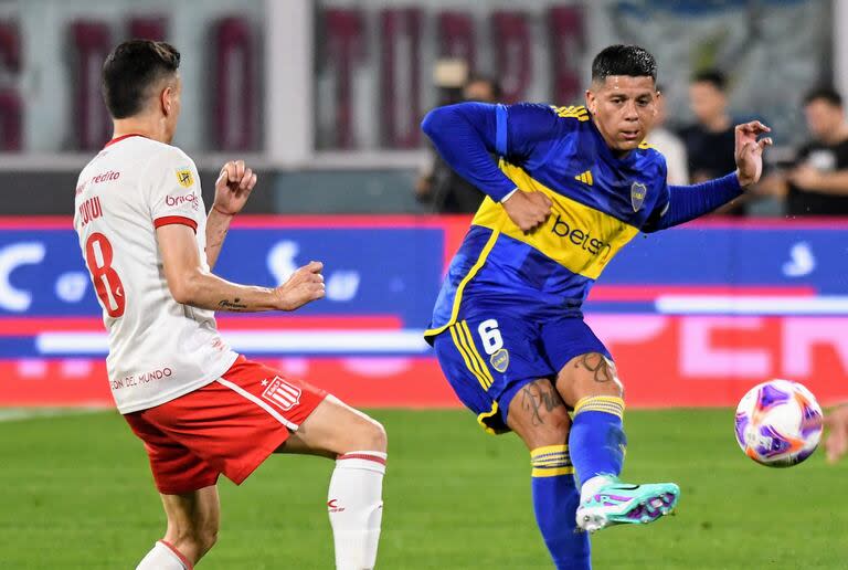 Marcos Rojo ante Fernando Zuqui, en un enfrentamiento de Boca ante Estudiantes