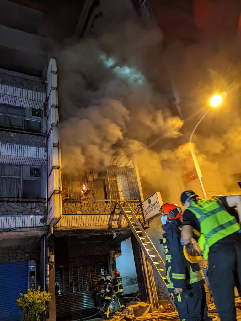 台中住宅火警造成兩死兩傷，前議長劉火旺之子劉清標與看護救出不治。（記者徐義雄攝）