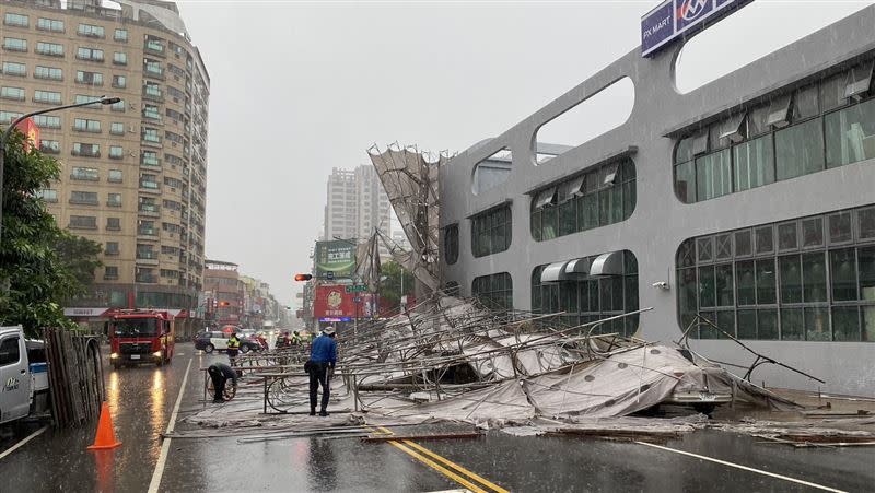 博愛三路一處建物外的鷹架忽然倒塌，3輛自小客被波及。（圖／翻攝畫面）