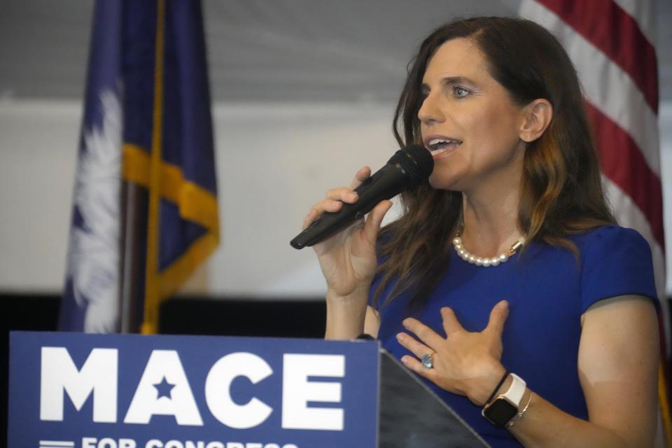 La representante federal Nancy Mace, de Carolina del Sur, pronuncia un discurso ante simpatizantes en Mount Pleasant, Carolina del Sur, el martes 14 de junio de 2022, tras derrotar en elecciones primarias a la exrepresentante Katie Arrington, que tenía el apoyo del expresidente Donald Trump. (AP Foto/Meg Kinnard)