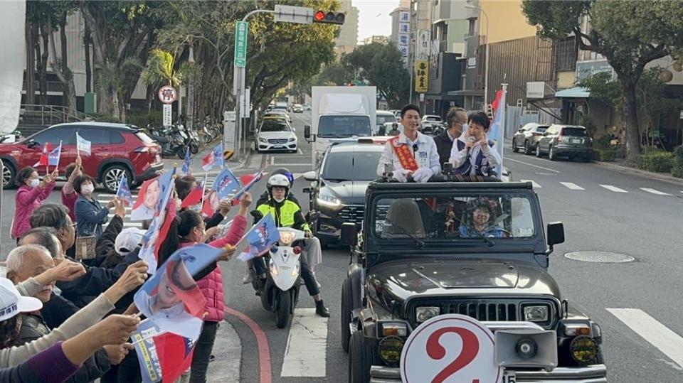 台中市長盧秀燕今天下午陪中四選區立委候選人廖偉翔車掃拜票。（張亦惠攝）