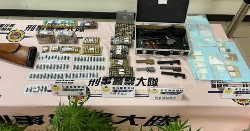 彰化縣刑大破獲一民宅兵工廠，逮捕2名通緝犯和2毒蟲，起出4把槍219彈。（圖／警方提供）